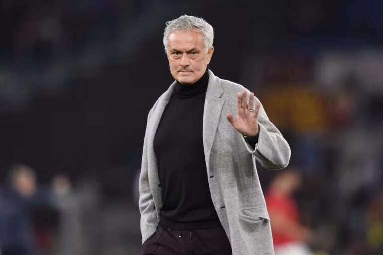 Técnico José Mourinho é acusado de racismo após comparar jogadores com macacacos
