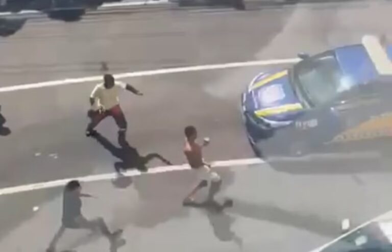 VÍDEO: Suspeito de assalto joga pedra em guardas municipais após abordagem