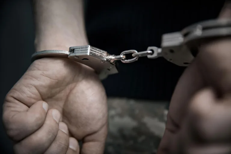 Pai tenta matar filha de 4 meses e é condenado a 26 anos de prisão - preso-algemado