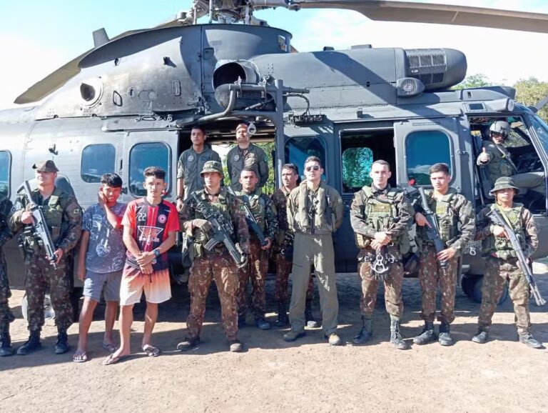 Indígenas foram encontrados por equipes do exército — Foto: Divulgação/ Exército Brasileiro