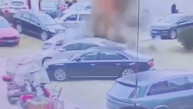 VÍDEO: Menino causa explosão em fossa com bombinha na China