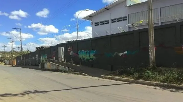 No DF, professor é agredido por alunos após impedir uso de celular em sala de aula