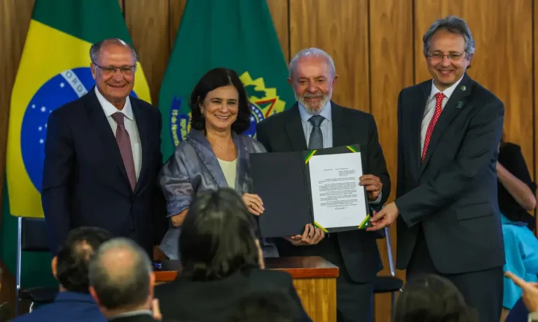 Lula anuncia vacina para dengue no SUS em 2026, em meio a rumores de troca na Saúde