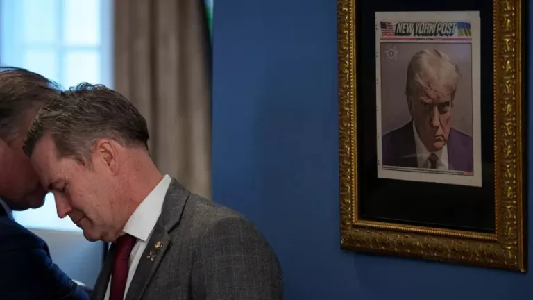 Trump usa sua foto da sua ficha criminal como decoração em parede da Casa Branca