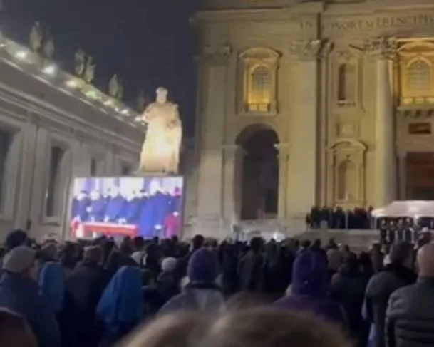 VÍDEO: fiéis se reúnem no Vaticano em vigília pelo Papa Francisco