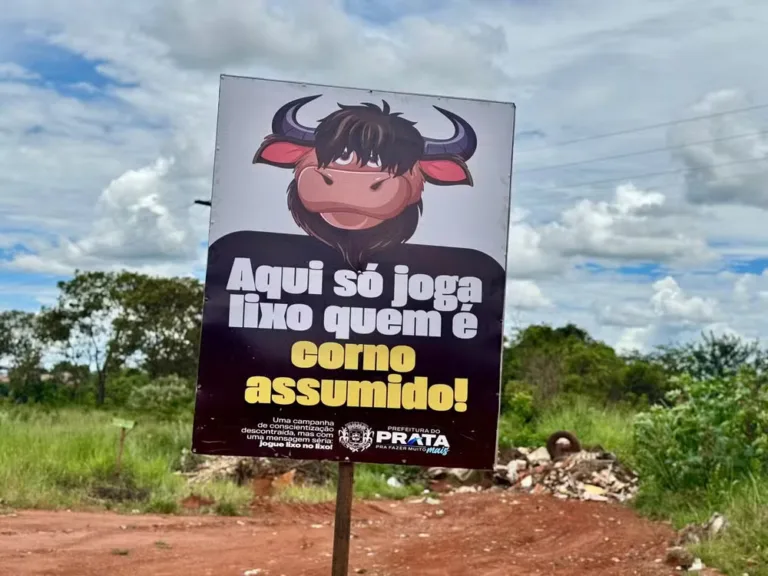 "Aqui, só joga lixo quem é corno": Prefeito cria placas humoradas para combater descarte irregular