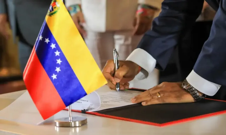 Com risco de apagões, Venezuela reduz a jornada de trabalho de 40 para 13 horas semanais Com risco de apagões, Venezuela reduz a jornada de trabalho de 40 para 13 horas semanais
