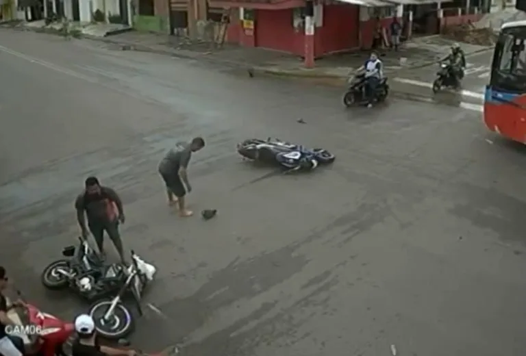 VÍDEO: Carro atinge motociclistas em Itacoatiara