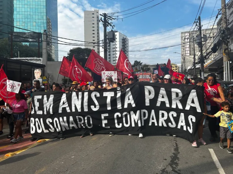Manifestantes satirizam Bolsonaro e Trump em ato contra anistia e oposição faz piada