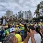 Pessoas no ato de Bolsonaro em Copacabana
