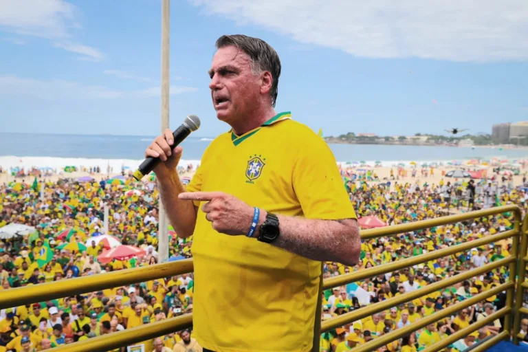 Número de pessoas no ato de Bolsonaro em Copacabana diverge; entenda Número de pessoas no ato de Bolsonaro em Copacabana diverge; entenda