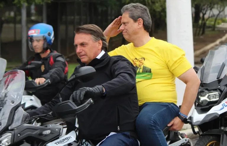 Jair Bolsonaro lança a própria linha de capacetes