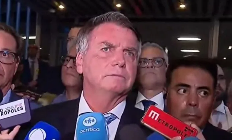 VÍDEO: Trompetista toca ‘Marcha Fúnebre’ e interrompe coletiva de Bolsonaro