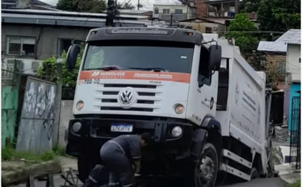 Caminhão do lixo é ‘engolido’ por cratera em Manaus