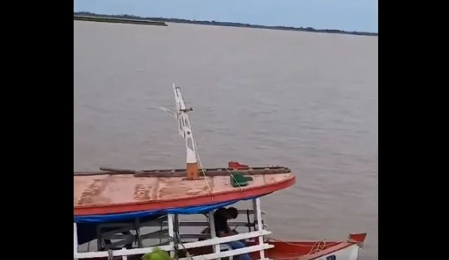 Comandante "apaga" e barco bate às margens de rio no Amazonas