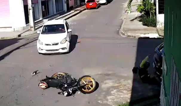 EXCLUSIVO: Motociclista é arremessado e bate cabeça após ser atingido por carro em Manaus