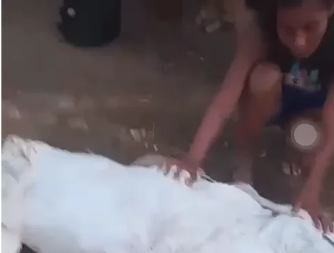Irmã chora sobre corpo de homem morto após confronto com a polícia no Amazonas