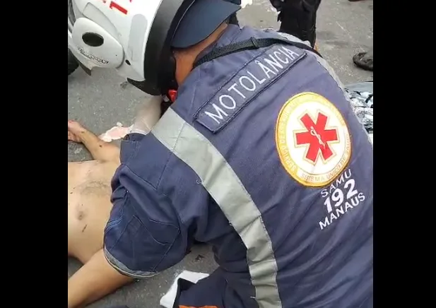 Motociclista atingido por carro morre após ser socorrido em Manaus