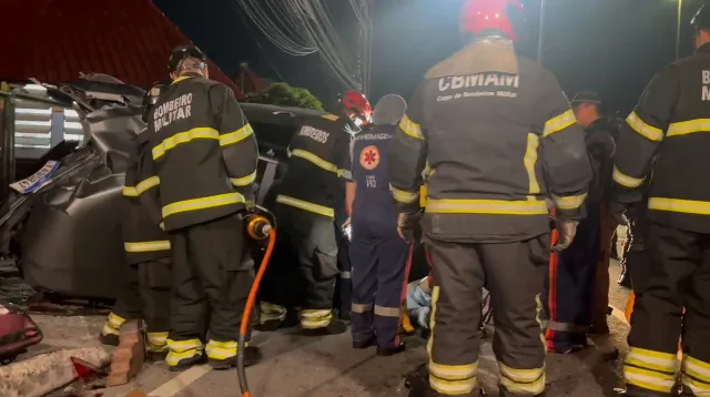 VÍDEOS: Durante fuga, carro capota e criminosos ficam presos às ferragens, em Manaus