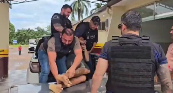 Foragido troca tiros com a polícia e grita por ajuda após ser baleado no Amazonas: “Ai minha perna”