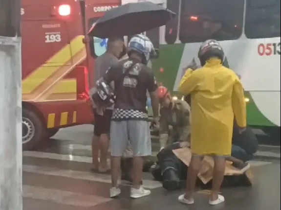 VÍDEO: Motociclista fica ferido ao bater em carro durante chuva em Manaus