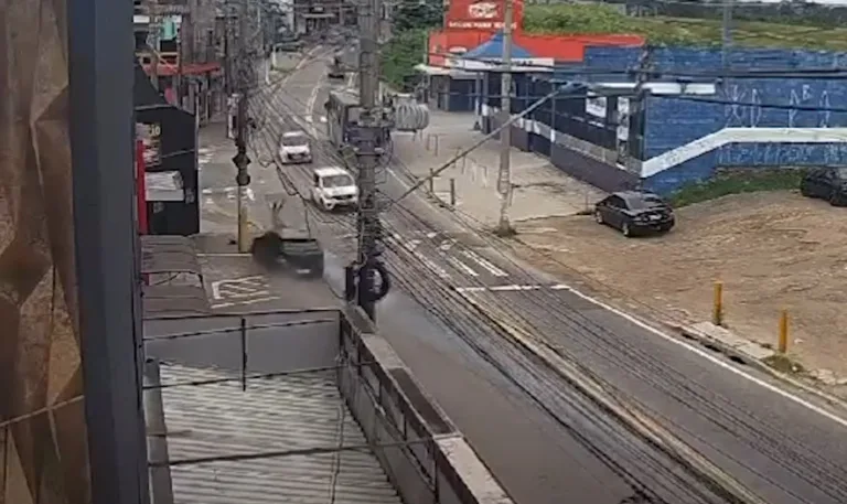 VÍDEO: Idoso de 75 anos morre atropelado enquanto varria calçada em SP
