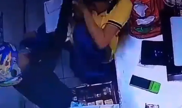 VÍDEO: Funcionária de mercadinho é agredida por assaltante em Manaus