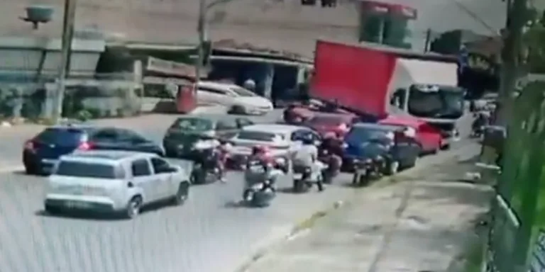 VÍDEO: Caminhão ‘desgovernado’ na contramão arrasta carros e motos em Manaus