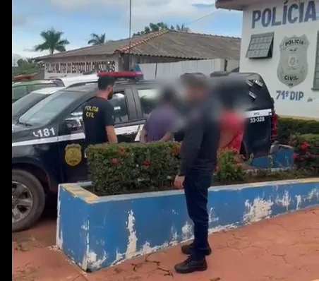 Mãe e padrasto são presos suspeitos de estuprar criança de 4 anos no Amazonas; mulher fazia sexo oral na filha