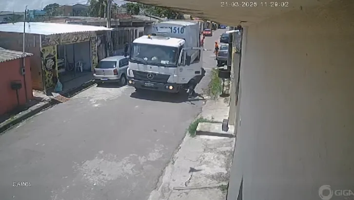 Criança de 6 anos sai para comprar e é esmagada por caminhão lixo em Manaus