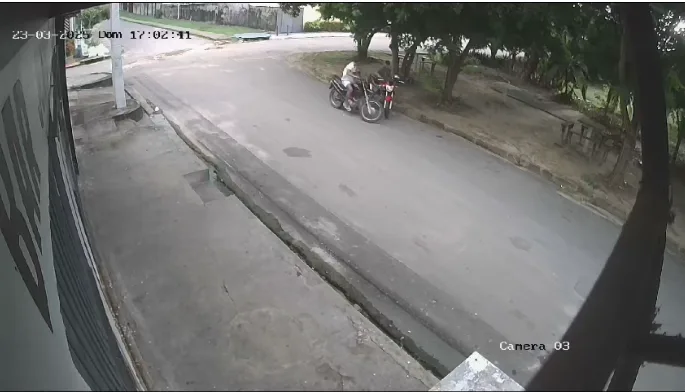 VÍDEO: Criminosos roubam moto em frente à praça em Manaus