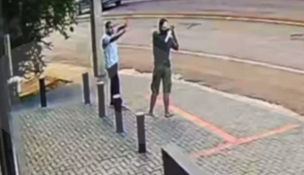 VÍDEO: Homem é espancado até a morte em rua no Paraná
