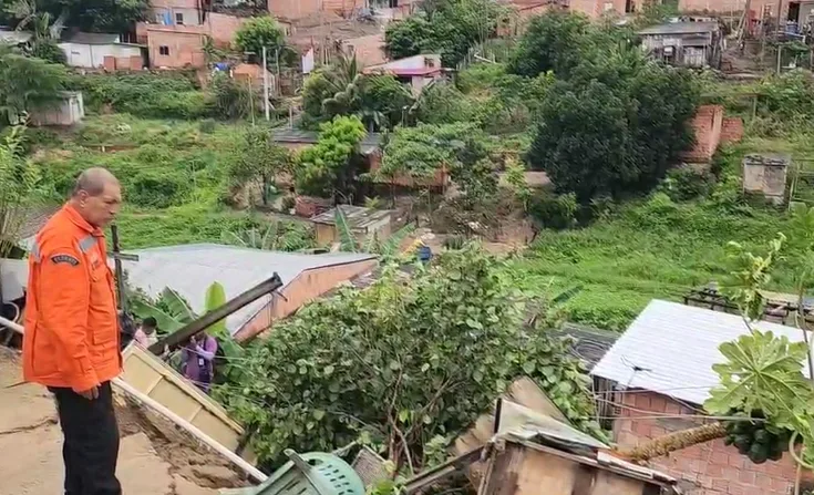 VÍDEOS: Deslizamento de terra derruba muro e atinge casa no Nova Vitória