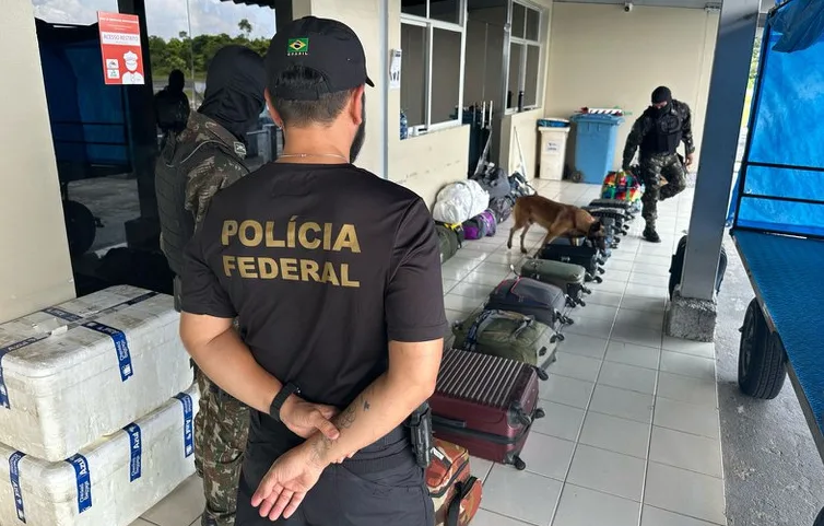 PF fiscaliza aeroporto no interior do Amazonas para combater tráfico internacional de drogas