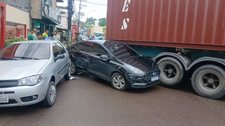 Carro é arrastado por carreta.