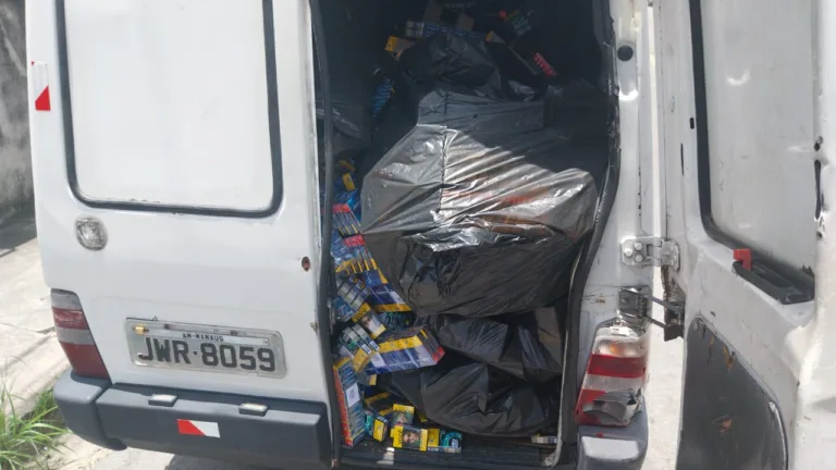 Após perseguição a criminosos, polícia apreende cigarros contrabandeados na zona Leste de Manaus