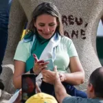 Debora-Rodrigues-pichou-estátua-STF