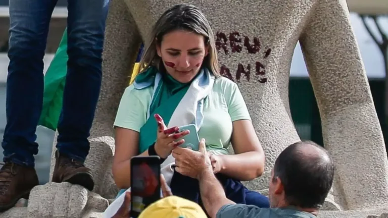 Débora Rodrigues - estátua - STF - pichou
