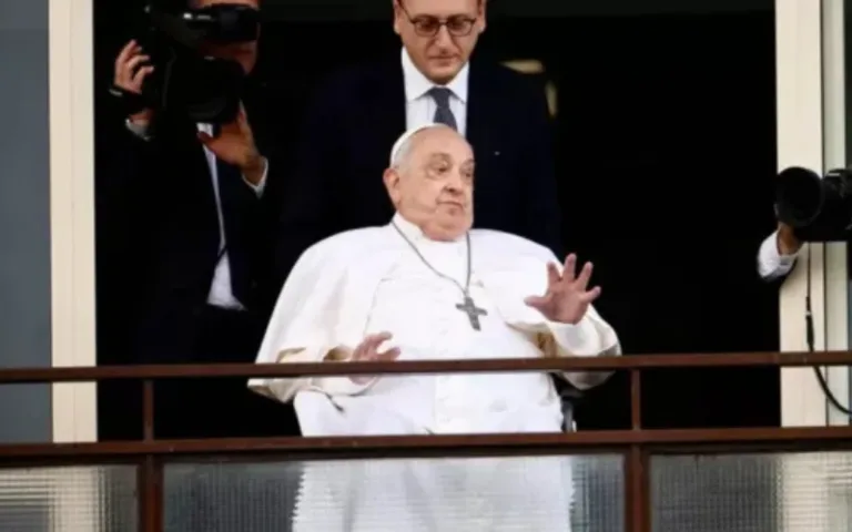 Médico afirma que cogitou interromper tratamento para deixar o Papa Francisco morrer em paz - (Foto: Yara Nardi/Reuters).