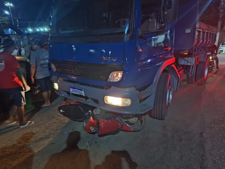 Motociclista quase é esmagado por caçamba no Amazonas