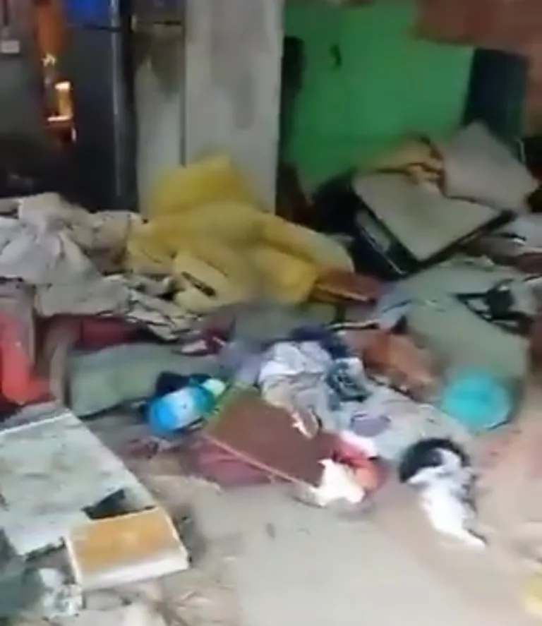 Moradora mostra rastro de destruição oi em casa após temporal em Manaus