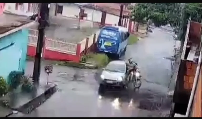 VÍDEO: Motociclista e garupa ‘voam’ ao baterem em carro durante chuva em Manaus