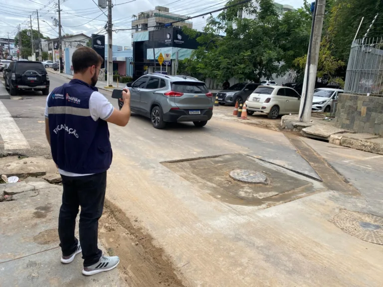 Ageman multa Águas de Manaus por buracos no asfalto, nos conjuntos Manauense e Vieiralves