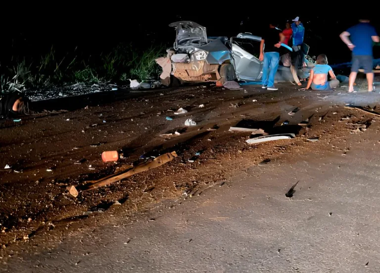 Acidente na BR-319 deixa 4 mortos: Carro e caminhonete colidem