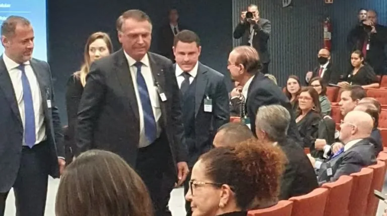 Jair Bolsonaro fooi ao plenário do Supremo Tribunal Federal (STF) para acompanhar o seu julgamento (Foto: Reprodução)