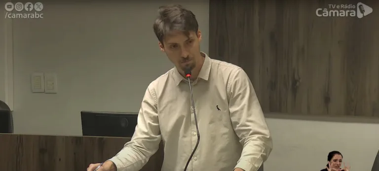Jair Renan defende Eduardo Bolsonaro e discute com vereador do PT: "Tu é baixo, moleque"