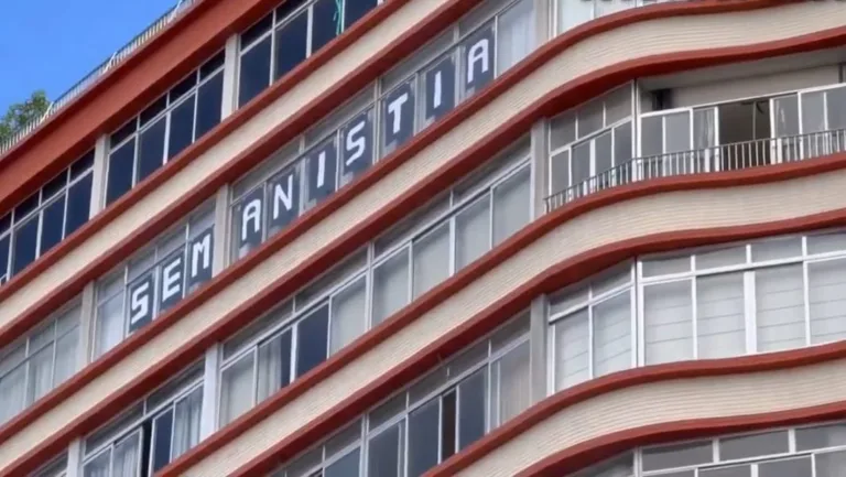 Janela com faixa “sem anistia” viraliza durante ato de Bolsonaro em Copacabana