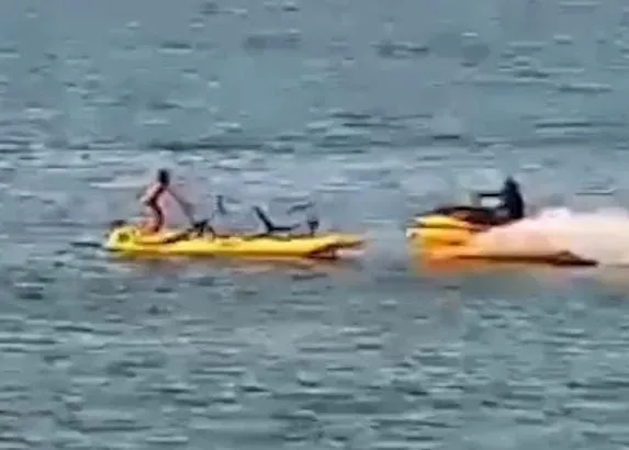Vídeo: Em alta velociade, jet-ski atropela barco e deixa dois adolescentes feridos