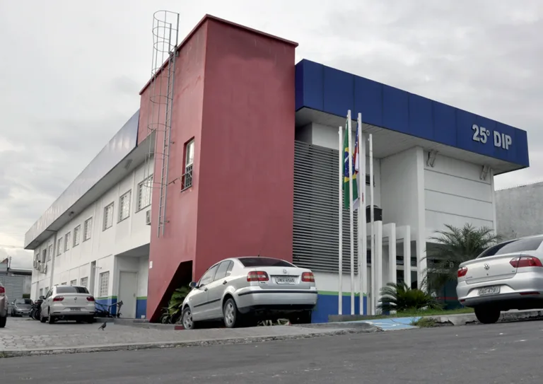 Mulher é presa por desviar mais de R$ 500 mil de empresas de roupas em Manaus