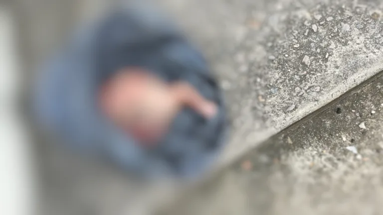 IMAGEM FORTE: Feto de 5 meses é encontrado dentro de saco de lixo em Manaus